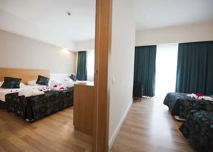 Diamond & Semesteranläggning (resort) Side